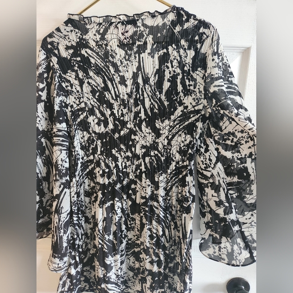 Sunny Leigh - Flare Sleeved Blouse - Size M - Picture 9 of 11